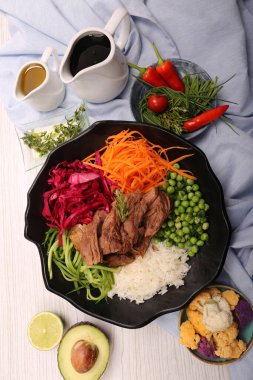 Taze salata tabağı ile karışık yeşillik