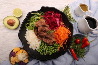 Taze salata tabağı ile karışık yeşillik