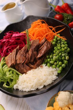 Taze salata tabağı ile karışık yeşillik