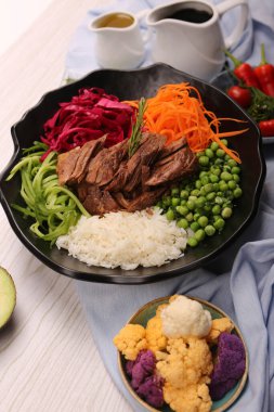 Taze salata tabağı ile karışık yeşillik