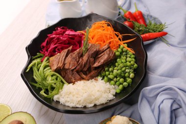 Taze salata tabağı ile karışık yeşillik