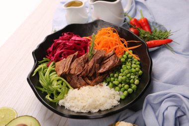 Taze salata tabağı ile karışık yeşillik