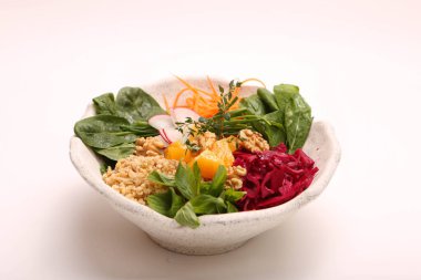 Taze salata tabağı ile karışık yeşillik