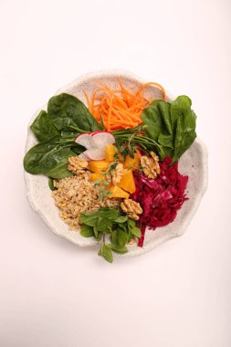 Taze salata tabağı ile karışık yeşillik