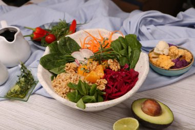 Taze salata tabağı ile karışık yeşillik