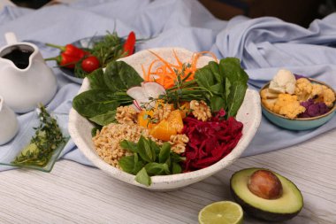 Taze salata tabağı ile karışık yeşillik