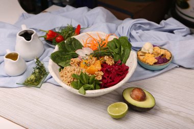 Taze salata tabağı ile karışık yeşillik