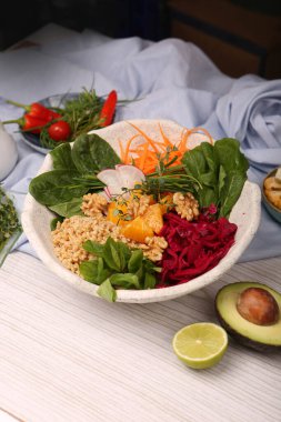 Taze salata tabağı ile karışık yeşillik