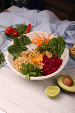 Taze salata tabağı ile karışık yeşillik