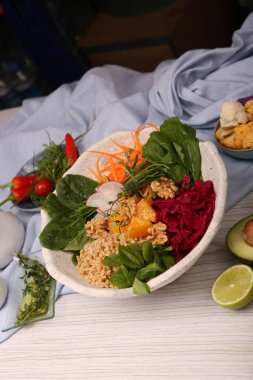 Taze salata tabağı ile karışık yeşillik