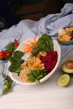 Taze salata tabağı ile karışık yeşillik