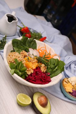 Taze salata tabağı ile karışık yeşillik