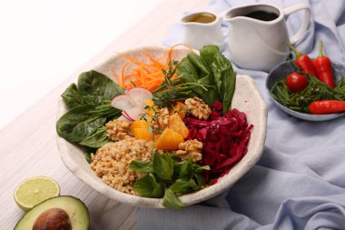 Taze salata tabağı ile karışık yeşillik