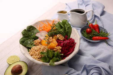 Taze salata tabağı ile karışık yeşillik