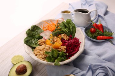 Taze salata tabağı ile karışık yeşillik