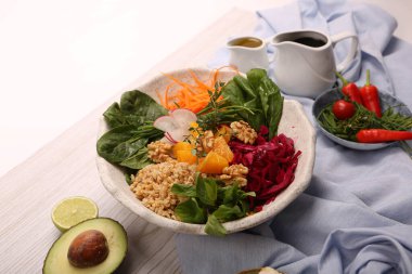 Taze salata tabağı ile karışık yeşillik