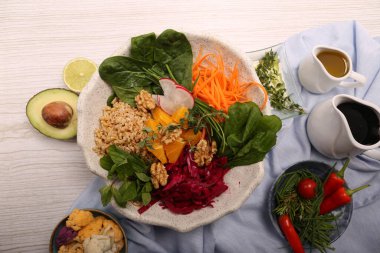 Taze salata tabağı ile karışık yeşillik