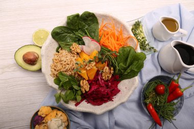 Taze salata tabağı ile karışık yeşillik