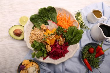 Taze salata tabağı ile karışık yeşillik
