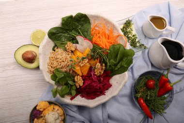 Taze salata tabağı ile karışık yeşillik