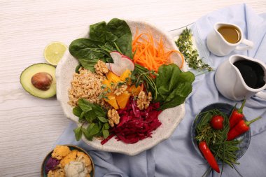 Taze salata tabağı ile karışık yeşillik