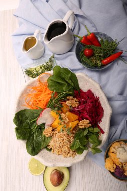 Taze salata tabağı ile karışık yeşillik