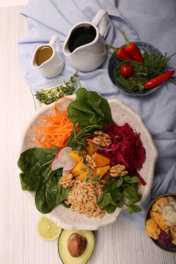 Taze salata tabağı ile karışık yeşillik