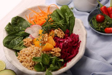 Taze salata tabağı ile karışık yeşillik