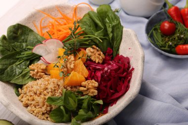 Taze salata tabağı ile karışık yeşillik