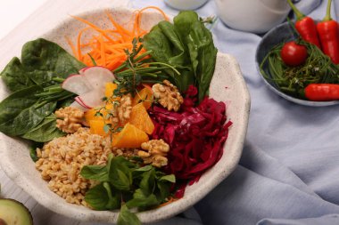 Taze salata tabağı ile karışık yeşillik