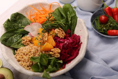 Taze salata tabağı ile karışık yeşillik