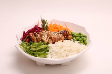 Taze salata tabağı ile karışık yeşillik