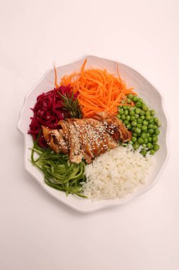 Taze salata tabağı ile karışık yeşillik