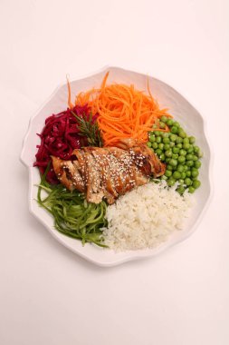 Taze salata tabağı ile karışık yeşillik