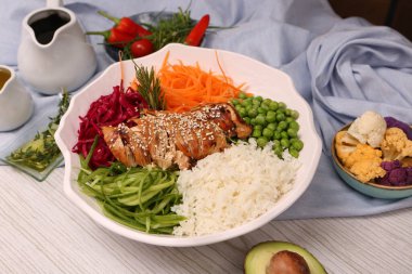 Taze salata tabağı ile karışık yeşillik