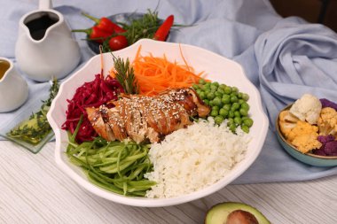 Taze salata tabağı ile karışık yeşillik