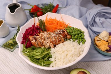 Taze salata tabağı ile karışık yeşillik