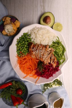 Taze salata tabağı ile karışık yeşillik