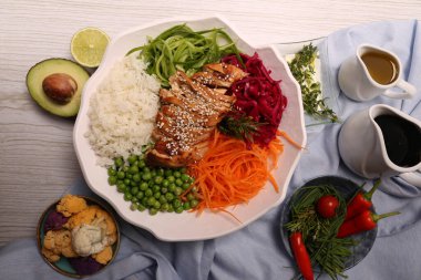 Taze salata tabağı ile karışık yeşillik