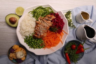 Taze salata tabağı ile karışık yeşillik