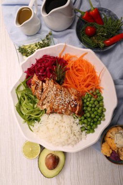 Taze salata tabağı ile karışık yeşillik