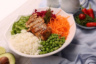 Taze salata tabağı ile karışık yeşillik