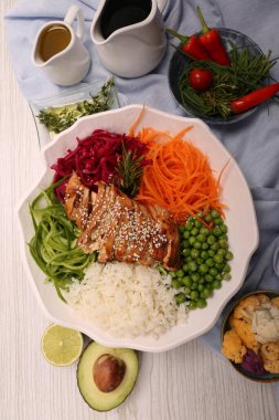 Taze salata tabağı ile karışık yeşillik