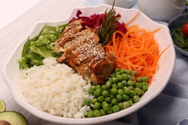 Taze salata tabağı ile karışık yeşillik