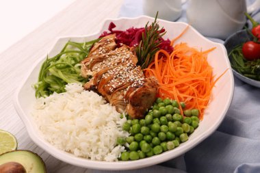 Taze salata tabağı ile karışık yeşillik