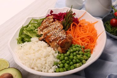 Taze salata tabağı ile karışık yeşillik