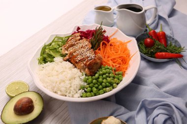 Taze salata tabağı ile karışık yeşillik