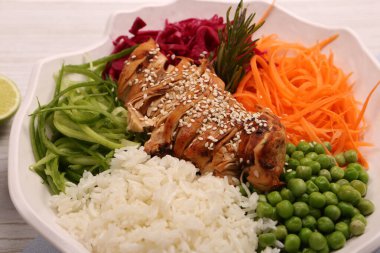 Taze salata tabağı ile karışık yeşillik