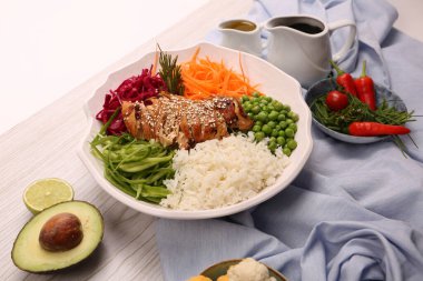 Taze salata tabağı ile karışık yeşillik