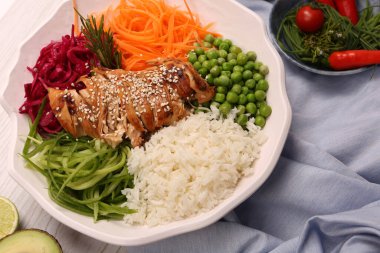 Taze salata tabağı ile karışık yeşillik